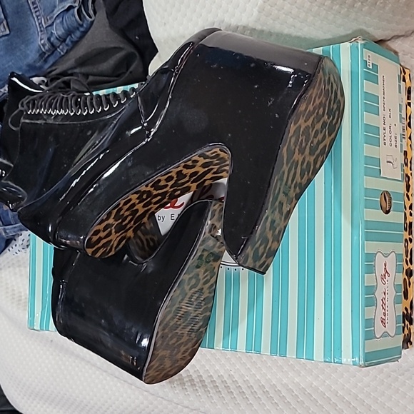 Bettie page Mather boots - Picture 2 of 2